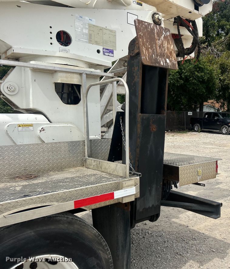 image for item DO6699 2006 International  7600 bucket truck