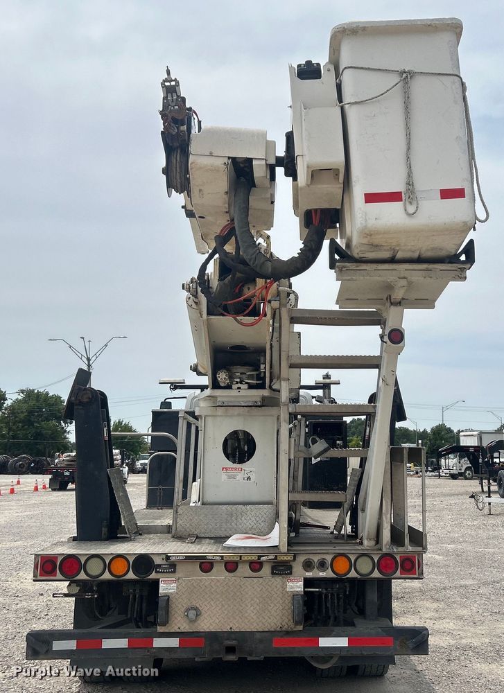 image for item DO6699 2006 International  7600 bucket truck