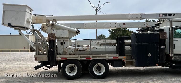 image for item DO6699 2006 International  7600 bucket truck