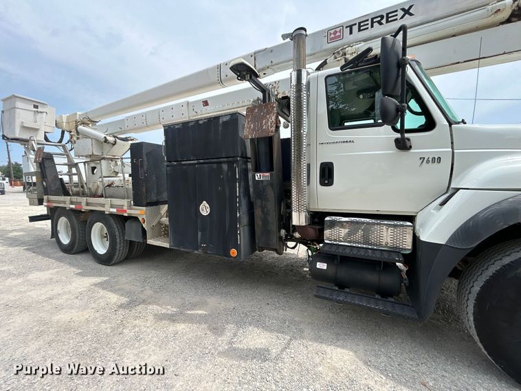 image for item DO6699 2006 International  7600 bucket truck