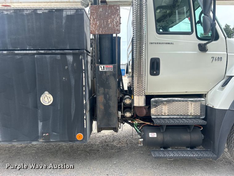 image for item DO6699 2006 International  7600 bucket truck