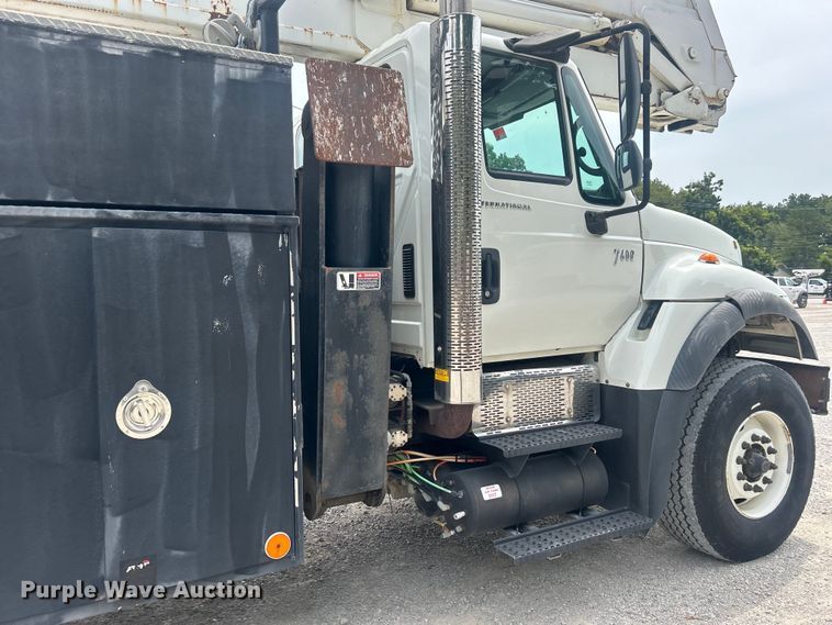 image for item DO6699 2006 International  7600 bucket truck