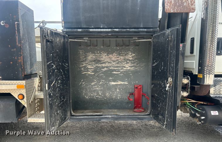 image for item DO6699 2006 International  7600 bucket truck