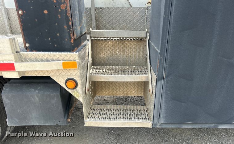 image for item DO6699 2006 International  7600 bucket truck