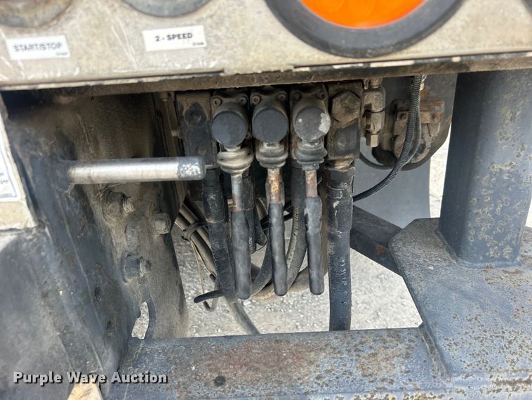 image for item DO6699 2006 International  7600 bucket truck