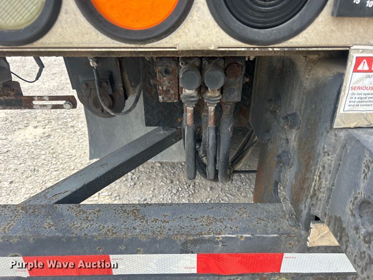 image for item DO6699 2006 International  7600 bucket truck