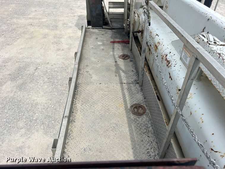 image for item DO6699 2006 International  7600 bucket truck