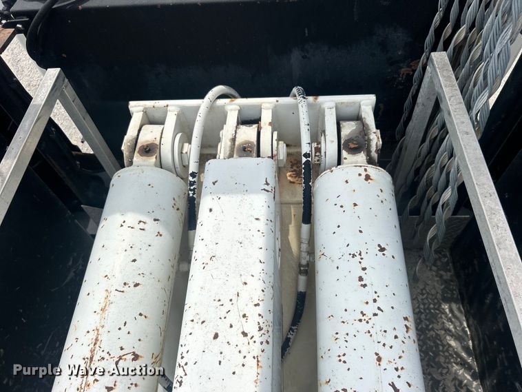 image for item DO6699 2006 International  7600 bucket truck