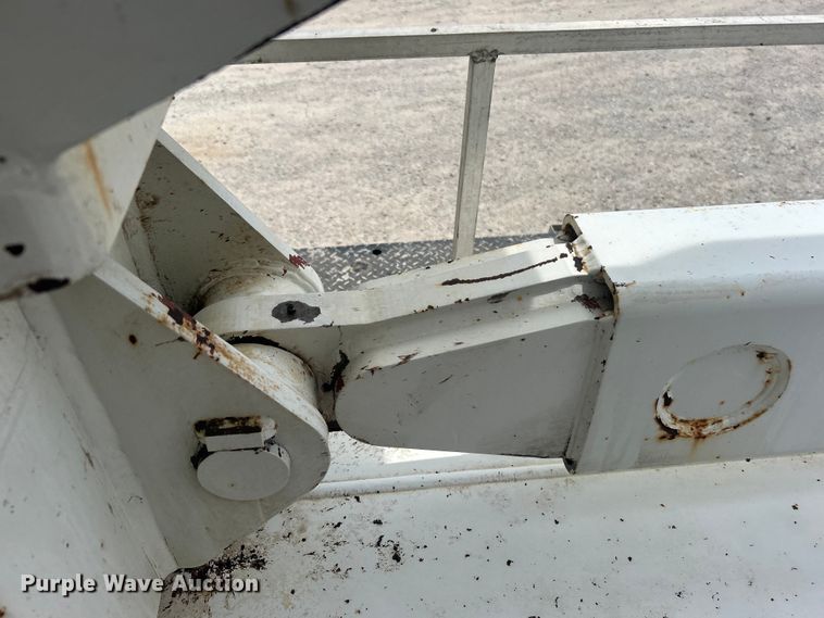 image for item DO6699 2006 International  7600 bucket truck