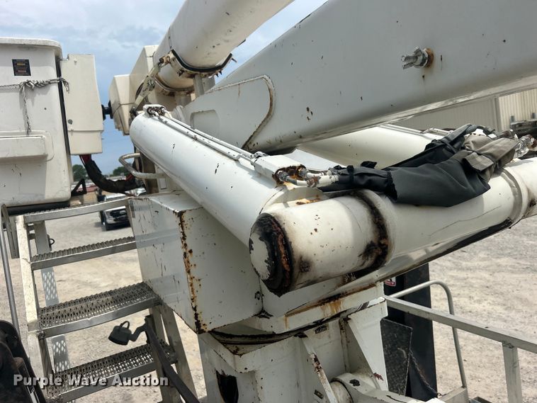 image for item DO6699 2006 International  7600 bucket truck