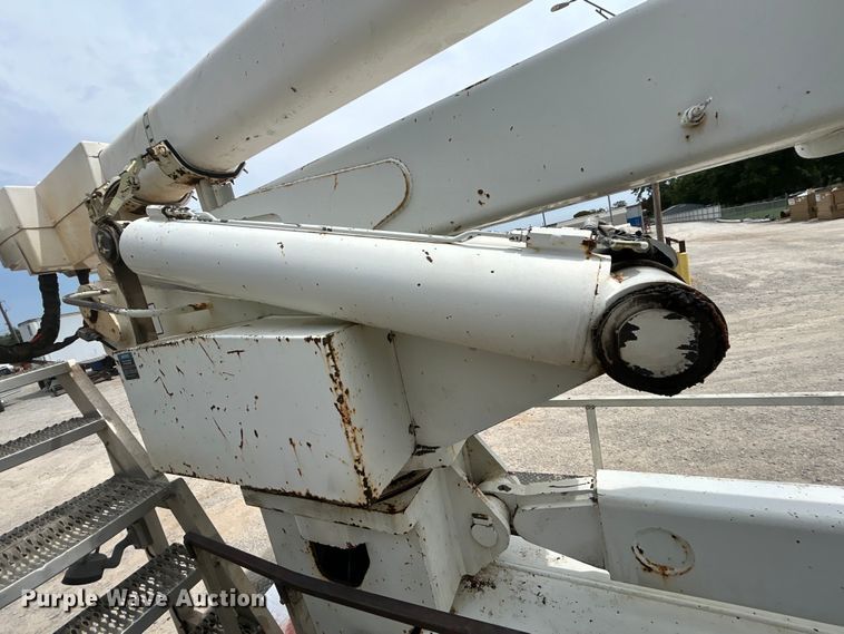 image for item DO6699 2006 International  7600 bucket truck