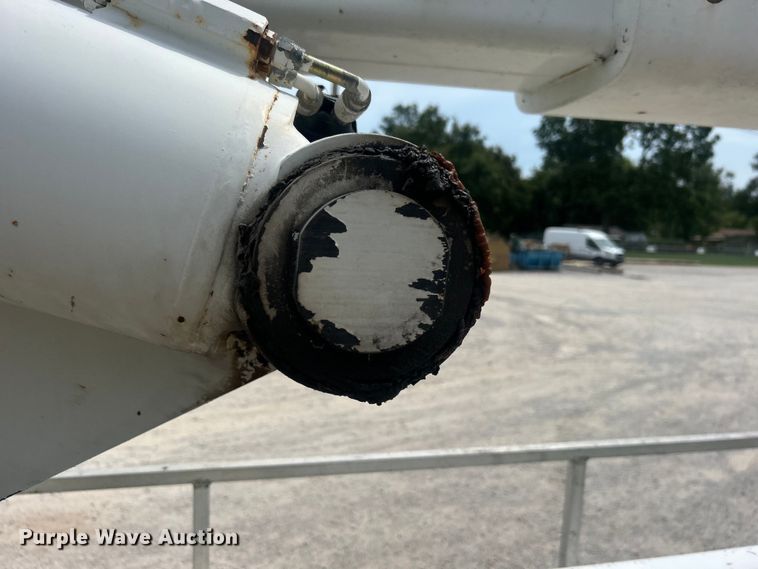 image for item DO6699 2006 International  7600 bucket truck