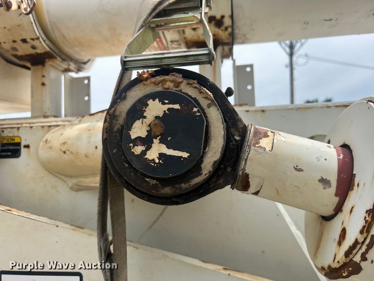 image for item DO6699 2006 International  7600 bucket truck