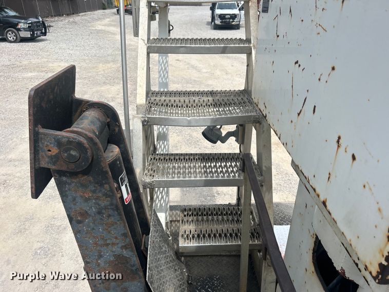 image for item DO6699 2006 International  7600 bucket truck