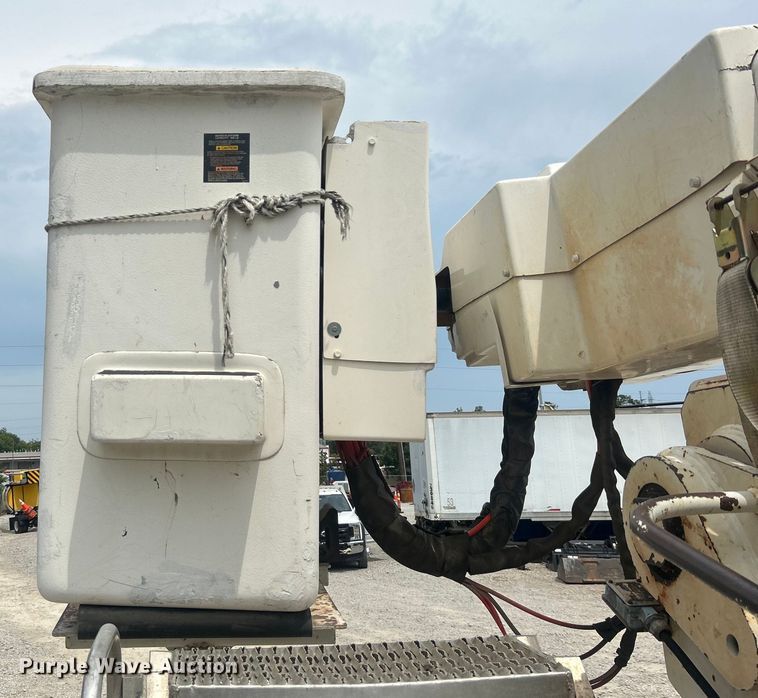 image for item DO6699 2006 International  7600 bucket truck