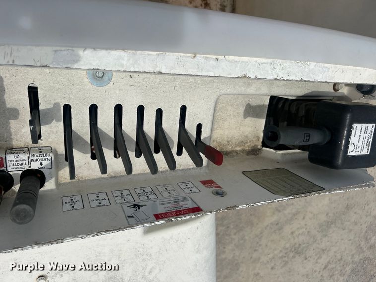 image for item DO6699 2006 International  7600 bucket truck