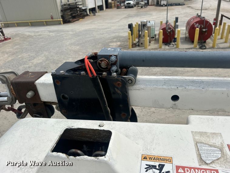 image for item DO6699 2006 International  7600 bucket truck