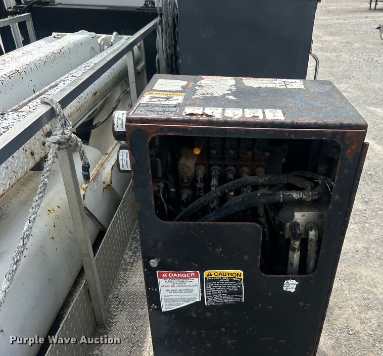 image for item DO6699 2006 International  7600 bucket truck