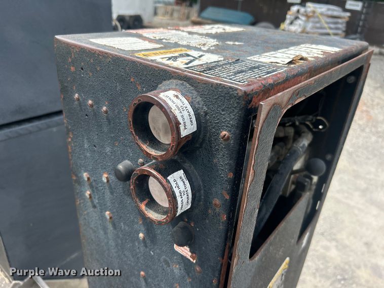 image for item DO6699 2006 International  7600 bucket truck