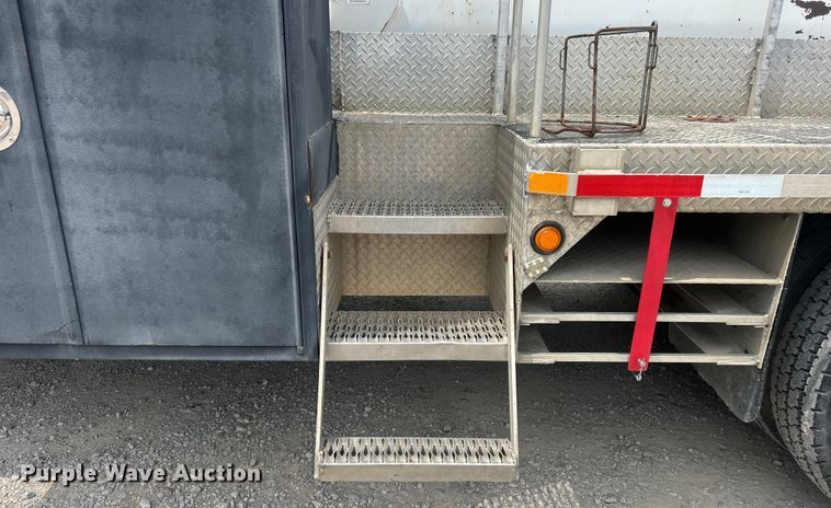 image for item DO6699 2006 International  7600 bucket truck