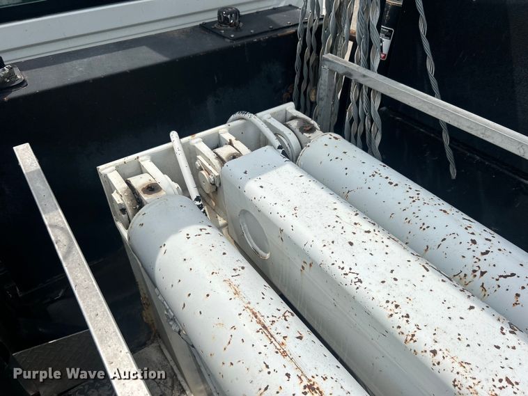 image for item DO6699 2006 International  7600 bucket truck