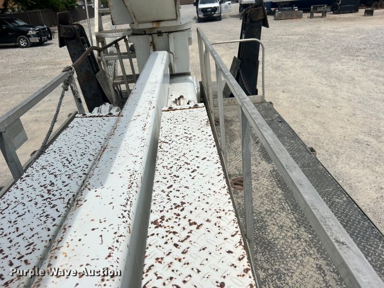 image for item DO6699 2006 International  7600 bucket truck