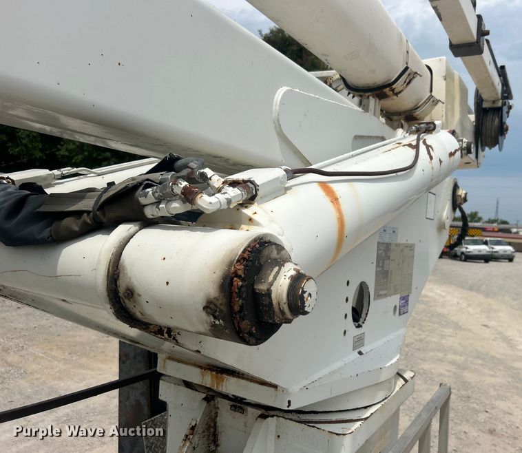 image for item DO6699 2006 International  7600 bucket truck