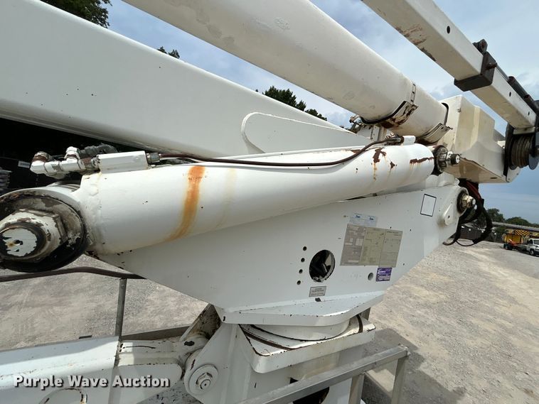 image for item DO6699 2006 International  7600 bucket truck