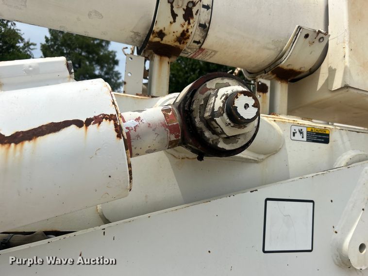 image for item DO6699 2006 International  7600 bucket truck