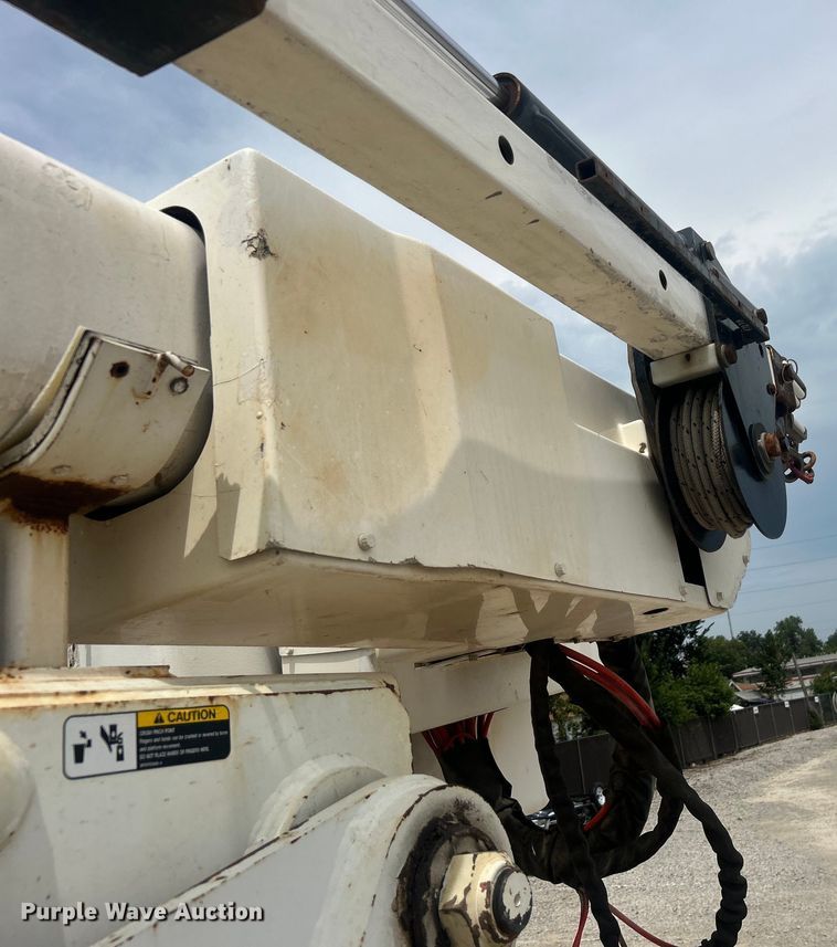 image for item DO6699 2006 International  7600 bucket truck
