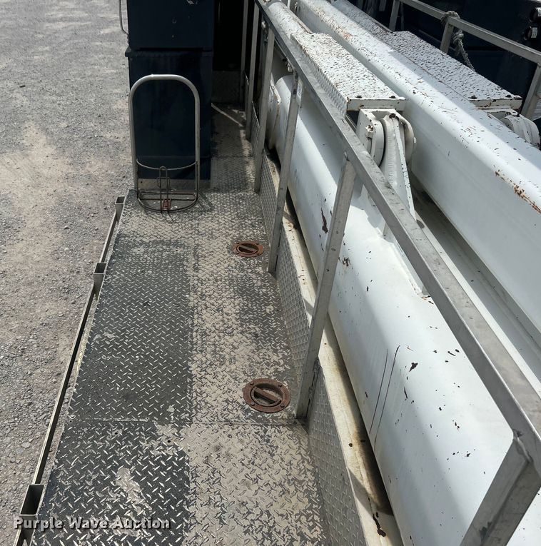 image for item DO6699 2006 International  7600 bucket truck