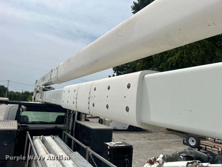 image for item DO6699 2006 International  7600 bucket truck