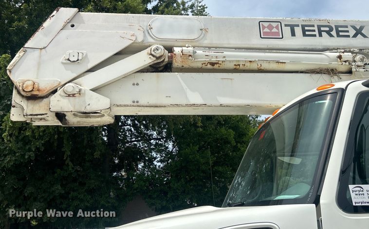 image for item DO6699 2006 International  7600 bucket truck