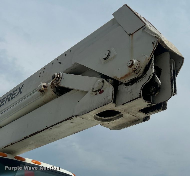 image for item DO6699 2006 International  7600 bucket truck