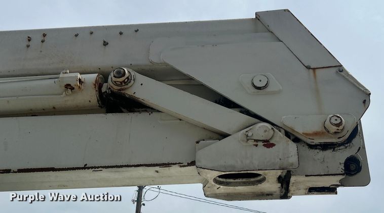 image for item DO6699 2006 International  7600 bucket truck