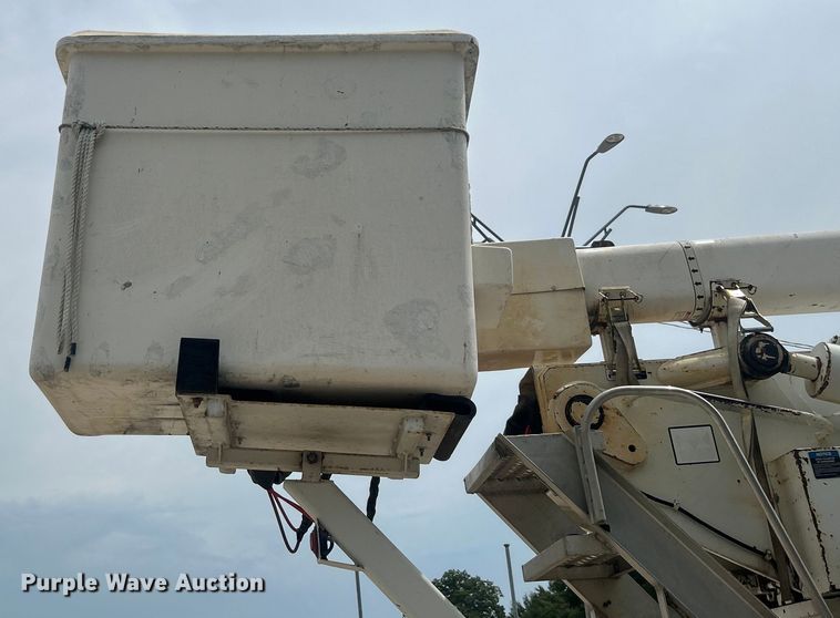 image for item DO6699 2006 International  7600 bucket truck
