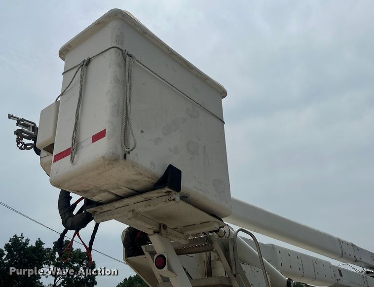 image for item DO6699 2006 International  7600 bucket truck