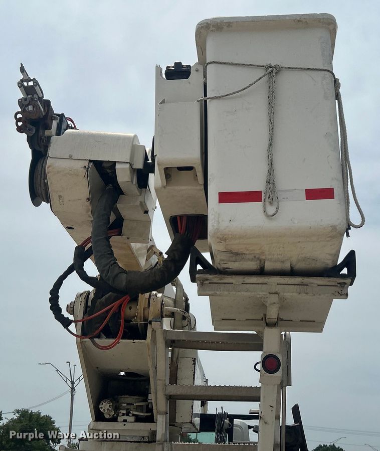 image for item DO6699 2006 International  7600 bucket truck