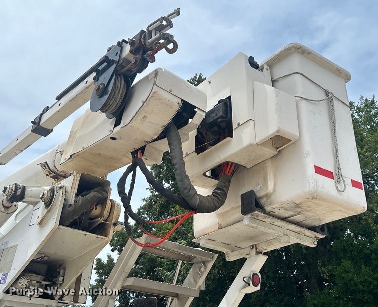 image for item DO6699 2006 International  7600 bucket truck