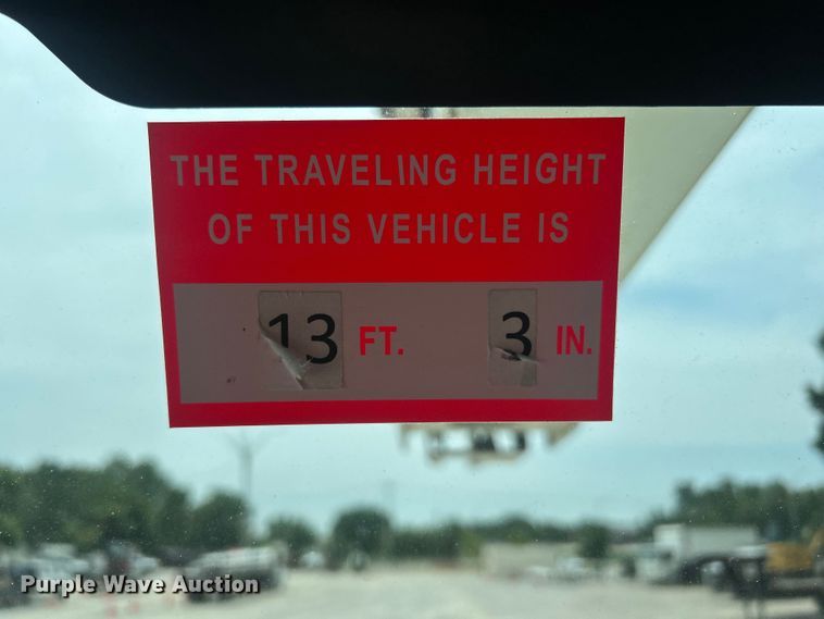 image for item DO6699 2006 International  7600 bucket truck