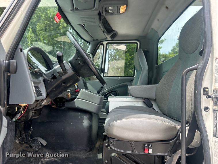 image for item DO6699 2006 International  7600 bucket truck