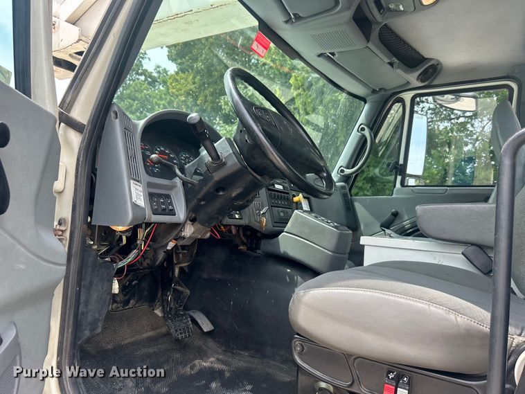 image for item DO6699 2006 International  7600 bucket truck