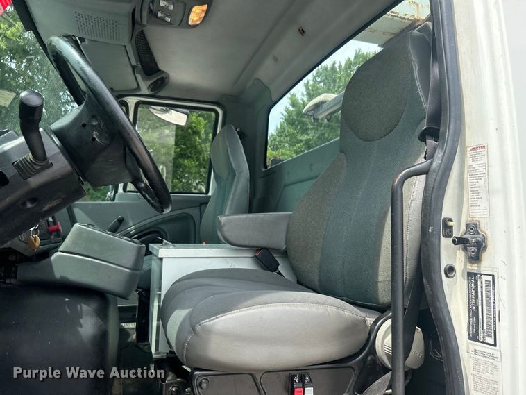 image for item DO6699 2006 International  7600 bucket truck