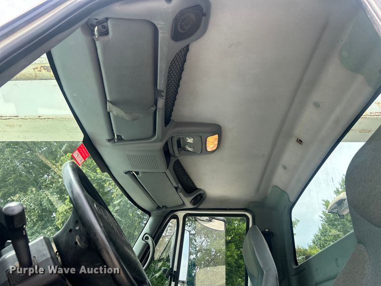 image for item DO6699 2006 International  7600 bucket truck