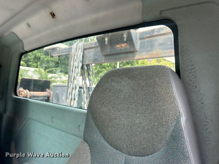 image for item DO6699 2006 International  7600 bucket truck