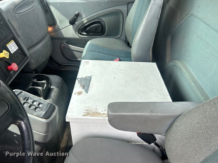 image for item DO6699 2006 International  7600 bucket truck