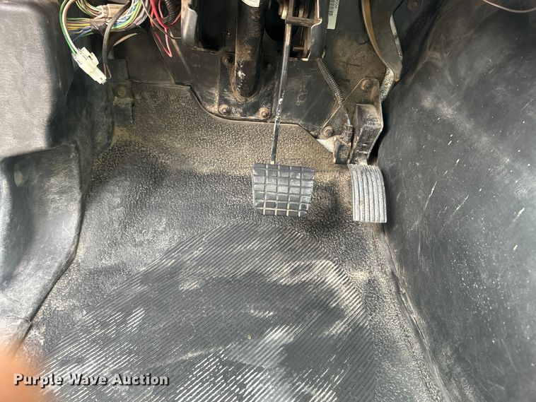 image for item DO6699 2006 International  7600 bucket truck