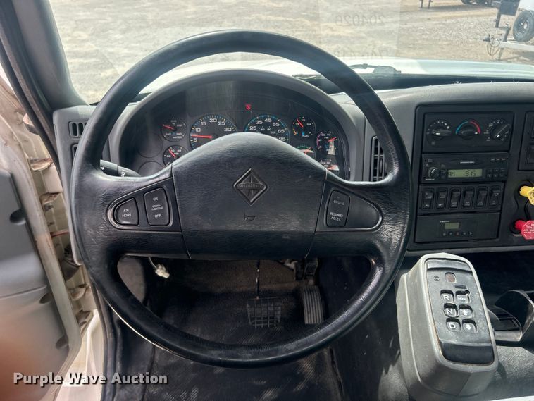 image for item DO6699 2006 International  7600 bucket truck