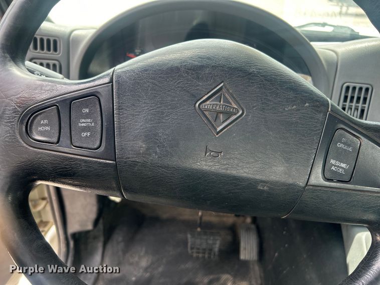 image for item DO6699 2006 International  7600 bucket truck