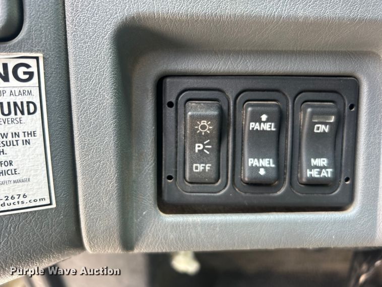 image for item DO6699 2006 International  7600 bucket truck